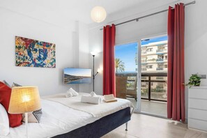 Tabla de planchar con plancha, wifi gratis y ropa de cama 