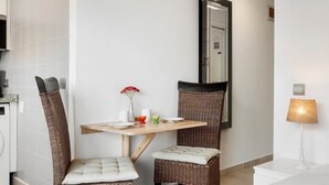 Une salle de bain avec un miroir, un lavabo, des toilettes et un porte-serviettes.