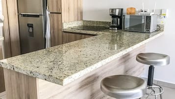 Departamento básico | Cocina privada | Refrigerador, microondas y isla de cocina