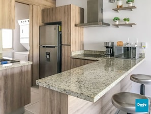 Apartamento básico | Cozinha privada | Geladeira, micro-ondas, cozinha com ilha