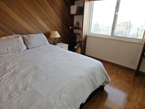 4 bedrooms, iron/ironing board, WiFi, bed sheets - Brand new listing! Big 4 bd home-Laguna/Irvine/Disney close-Pool/views & hiking (Mission Viejo)