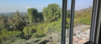 Brand new listing! Big 4 bd home-Laguna/Irvine/Disney close-Pool/views & hiking