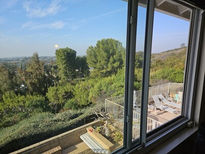 Brand new listing! Big 4 bd home-Laguna/Irvine/Disney close-Pool/views & hiking