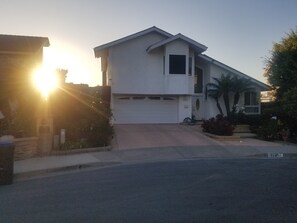 Exterior - Brand new listing! Big 4 bd home-Laguna/Irvine/Disney close-Pool/views & hiking (Mission Viejo)