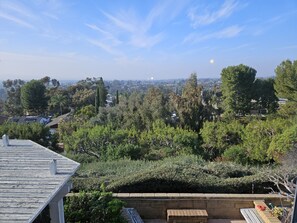 Property grounds - Brand new listing! Big 4 bd home-Laguna/Irvine/Disney close-Pool/views & hiking (Mission Viejo)