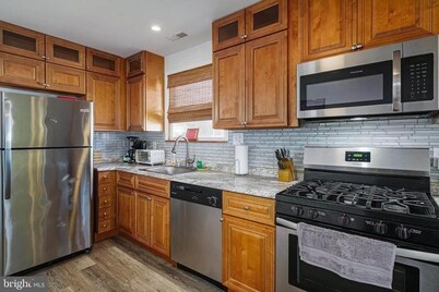 Perfect for a Getaway - Quaint Neighborhood Local to Boardwalk - Sleeps 6-10.  