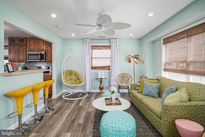 Perfect for a Getaway - Quaint Neighborhood Local to Boardwalk - Sleeps 6-10.