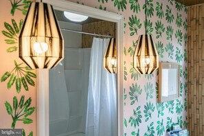 Douche, sèche-cheveux, serviettes fournies, savon