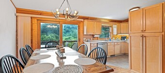 Newly renovated Cabin with Mountain Views, dog friendly, easy access, location.