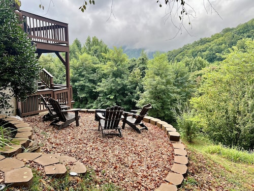 Newly renovated Cabin with Mountain Views, dog friendly, easy access, location.