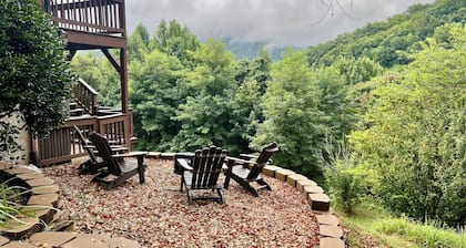 Newly renovated Cabin with Mountain Views, dog friendly, easy access, location.