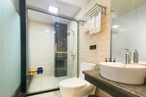 A modern bathroom with a glass-enclosed shower, a white toilet, and a granite countertop with a sink. - Afuer Chain Smart Hotel (Weixin Lianyi Branch) (Weixin)