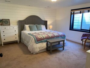 3 bedrooms, WiFi - Beautiful Mountain Valley Basement Apt (Morgan)