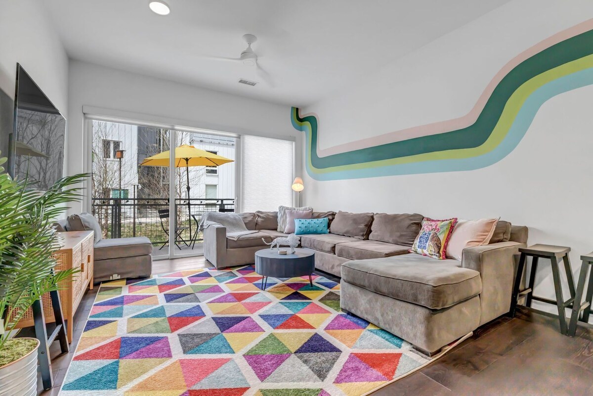 Jungle House: 2 Bed Condo w/parking & Patio