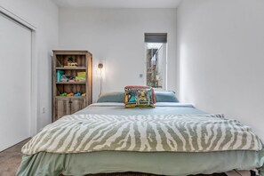 2 slaapkamers, een bureau, een strijkplank/strijkijzer, gratis wifi