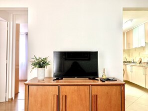 2 quartos, escrivaninha, ferros/tábuas de passar roupa