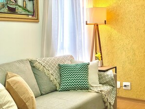 City Apartment | Living area | 40-inch LED TV with digital channels - Apartamento Próx Tiete Plaza Shopping (São Paulo)