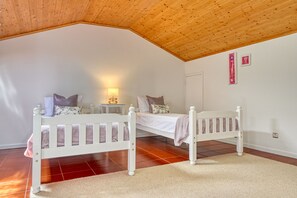 Tabla de planchar con plancha, wifi gratis y ropa de cama 
