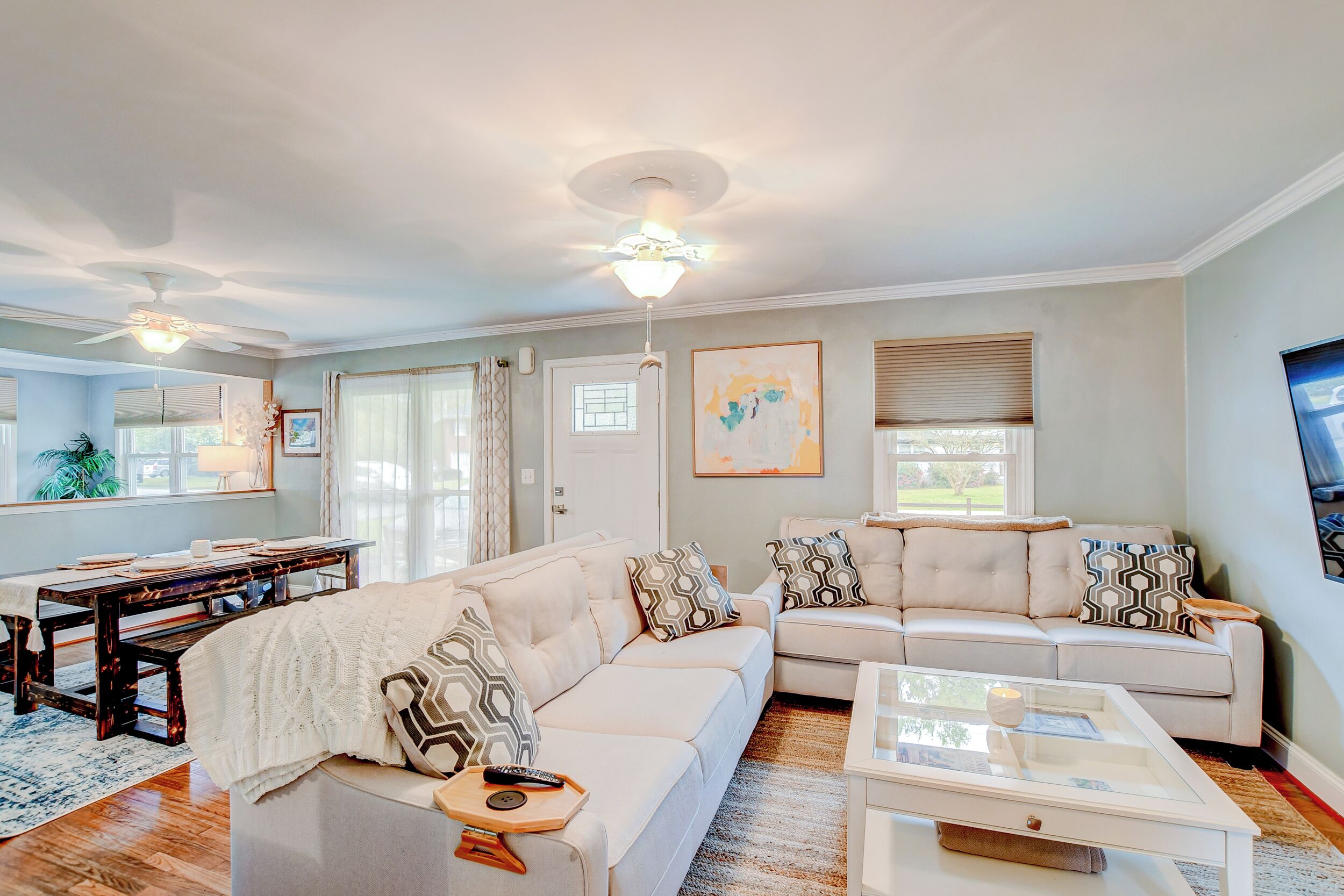 12 Min to King St! Cozy 2 BR/2 BA Bungalow w. Soaking Tub & Outdoor Oasis