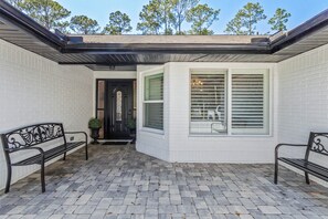 Terrace/patio - Charming 4-Bed 2.5 Bath Modern Home on 5 Acres. Pond, Trails, Wildlife. Sleeps 8 (Sanford)