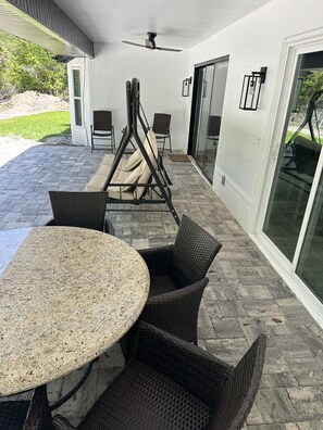 Outdoor dining - Charming 4-Bed 2.5 Bath Modern Home on 5 Acres. Pond, Trails, Wildlife. Sleeps 8 (Sanford)