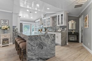 Fridge, microwave, oven, stovetop - Charming 4-Bed 2.5 Bath Modern Home on 5 Acres. Pond, Trails, Wildlife. Sleeps 8 (Sanford)