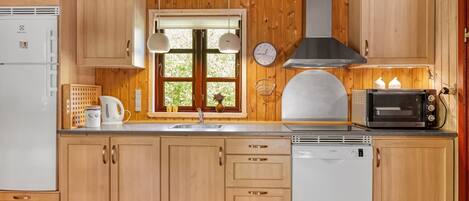 Kühlschrank, Mikrowelle, Ofen, Geschirrspüler