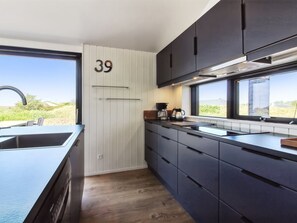 Kylskåp, mikrovågsugn, ugn och diskmaskin