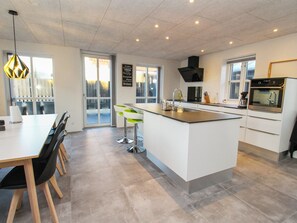 Kühlschrank, Mikrowelle, Ofen, Geschirrspüler