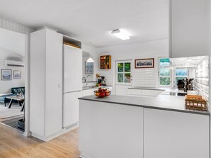 Refrigerador, microondas, lavavajillas y utensilios de cocina 