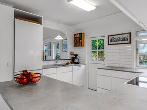 Køleskab, mikrobølgeovn, opvaskemaskine, køkkentøj/tallerkener/redskaber