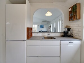 Køleskab, mikrobølgeovn, opvaskemaskine, køkkentøj/tallerkener/redskaber