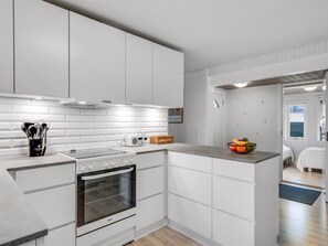 Køleskab, mikrobølgeovn, opvaskemaskine, køkkentøj/tallerkener/redskaber