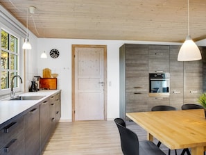 Refrigerador, microondas, lavavajillas y utensilios de cocina 