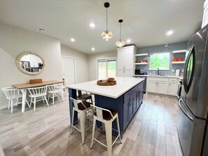 冷蔵庫、電子レンジ、オーブン、コンロ