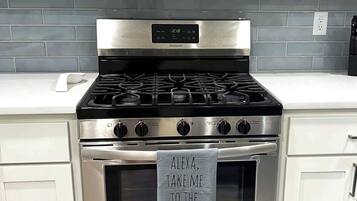 Kjøleskap, mikrobølgeovn, ovn og kokeplater