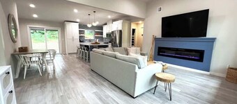 Honey Creek Hideaway · Modern Home w/ Huge Deck, 1/2 Acre, Close to Lake