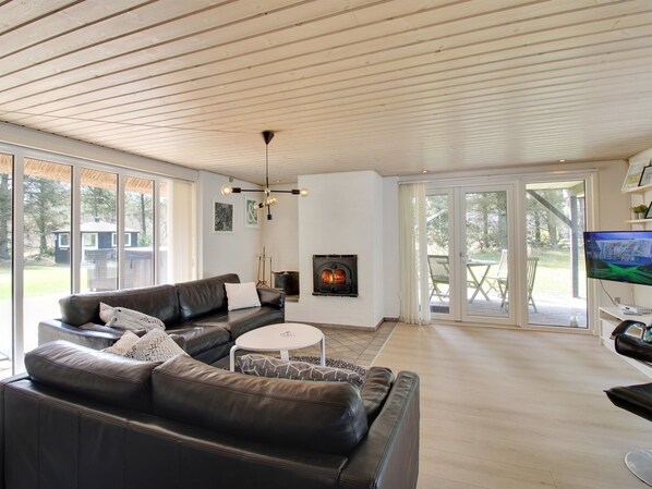 Téléviseur, foyer, table de baby-foot