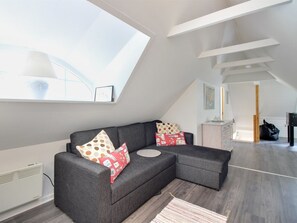 Téléviseur, foyer, table de baby-foot