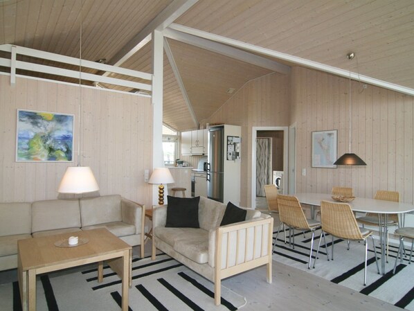 Televisión, chimenea y reproductor de DVD 