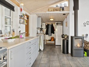 Køleskab, mikrobølgeovn, køkkentøj/tallerkener/redskaber