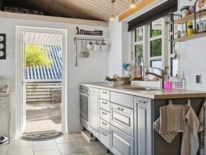 Kühlschrank, Mikrowelle, Kochgeschirr/Geschirr/Besteck