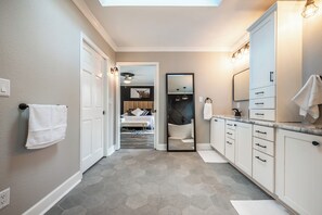 5 habitaciones, escritorio y tabla de planchar con plancha 