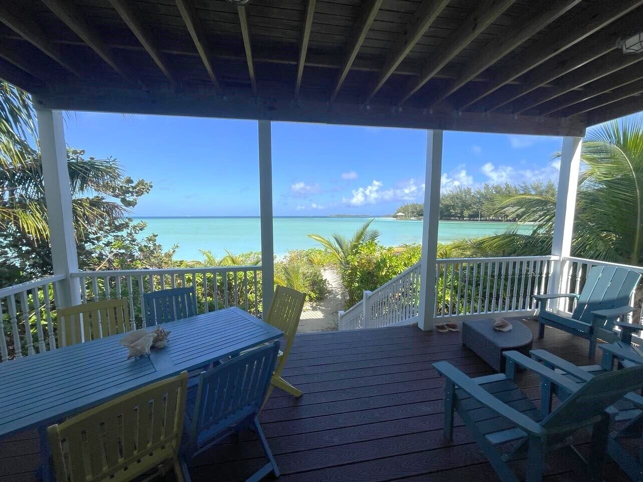 Expansive verandah -for lazy day lounging & 6-seat outdoor dining table