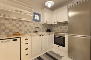 Kühlschrank, Ofen, Kochgeschirr/Geschirr/Besteck