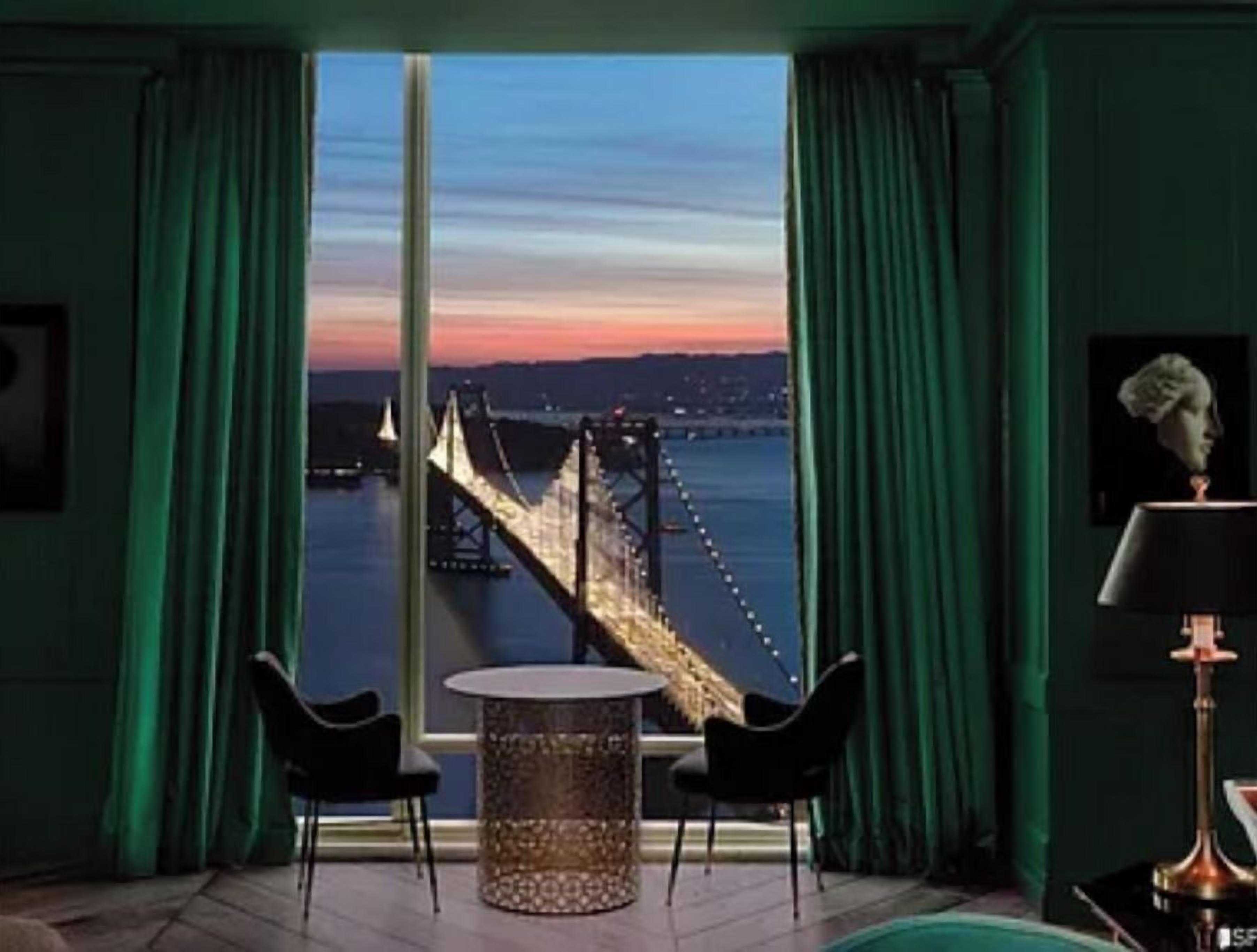 Luxury 1 Bedroom Condo Near the Financial District