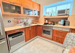 Réfrigérateur, four à micro-ondes, un four, surface de cuisson