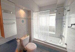 Hair dryer, towels, soap, shampoo - Super Spacious 2BD Best Location Balcony + Parking (Tel Aviv-Yafo)