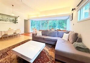 Smart-TV, Bücher, Musikbibliothek, Videothek