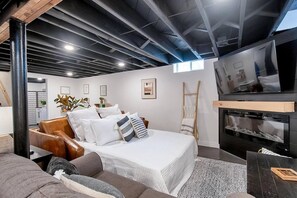 3 bedrooms, desk, iron/ironing board, travel crib - Opulent Oasis - Spa! Fire Pit! 3 Kings! Pool Table! Kids Area! (Wichita)